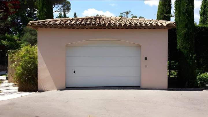 Porte de garage motorisée et facile d'utilisation Le Golfe de Saint-Tropez