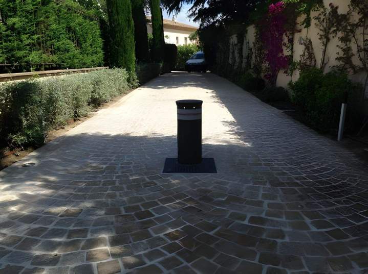 Borne rétractable pertinent Le Golfe de Saint-Tropez